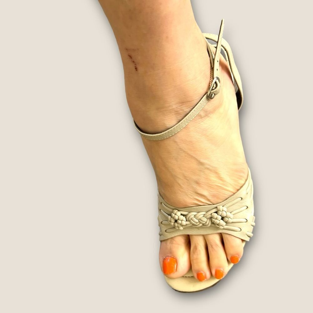 Beige sandals size 7
